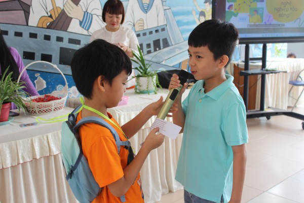 Ngày cuối năm đến trường, học sinh tập làm cảnh sát giao thông, giáo viên, phóng viên