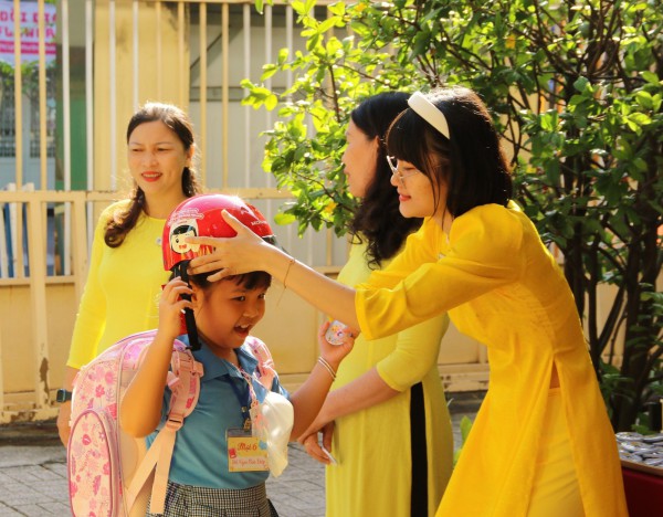 Ngày đầu tiên đi học, học sinh lớp 1 