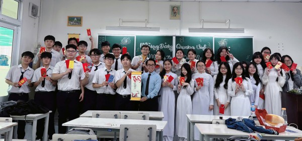 Ngày đầu trở lại trường sau tết, giáo viên tặng học sinh chữ 'thuận' Ngày đầu trở lại trường sau tết, giáo viên tặng học sinh chữ 'thuận'