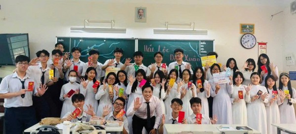 Ngày đầu trở lại trường sau tết, giáo viên tặng học sinh chữ 'thuận' Ngày đầu trở lại trường sau tết, giáo viên tặng học sinh chữ 'thuận'