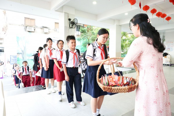 Ngày đầu trở lại trường sau tết, giáo viên tặng học sinh chữ 'thuận' Ngày đầu trở lại trường sau tết, giáo viên tặng học sinh chữ 'thuận'