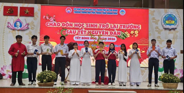 Ngày đầu trở lại trường sau tết, giáo viên tặng học sinh chữ 'thuận' Ngày đầu trở lại trường sau tết, giáo viên tặng học sinh chữ 'thuận'