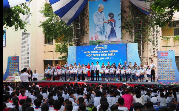 Ngày tổng kết năm học, câu chuyện xúc động ở sân trường Ngày tổng kết năm học, câu chuyện xúc động ở sân trường