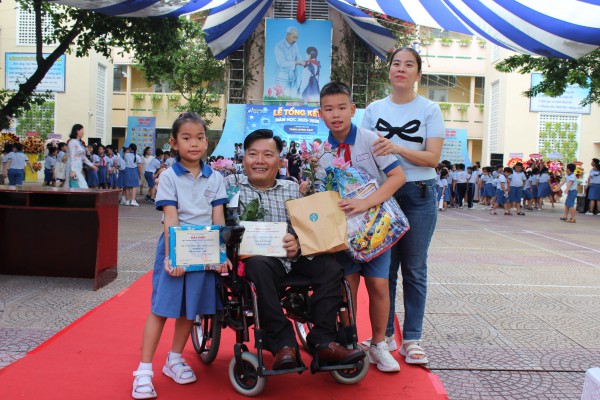 Ngày tổng kết năm học, câu chuyện xúc động ở sân trường Ngày tổng kết năm học, câu chuyện xúc động ở sân trường