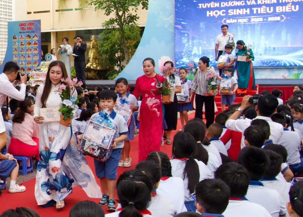 Ngày tổng kết năm học, câu chuyện xúc động ở sân trường Ngày tổng kết năm học, câu chuyện xúc động ở sân trường