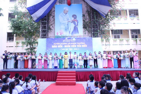 Ngày tổng kết năm học, câu chuyện xúc động ở sân trường Ngày tổng kết năm học, câu chuyện xúc động ở sân trường
