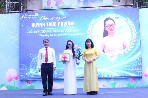 Ngày tổng kết năm học, câu chuyện xúc động ở sân trường Ngày tổng kết năm học, câu chuyện xúc động ở sân trường