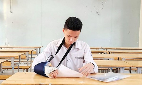 Nghệ An: Thí sinh bị gãy tay được giáo viên chép hộ bài thi