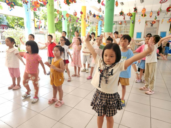 Nghỉ hè ở TP.HCM: Học miễn phí nhảy hiện đại, kỹ năng sống trong trường