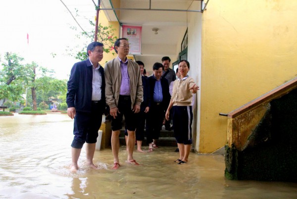 Nghỉ học kéo dài vì bão lũ, học bù ra sao? Nghỉ học kéo dài vì bão lũ, học bù ra sao?