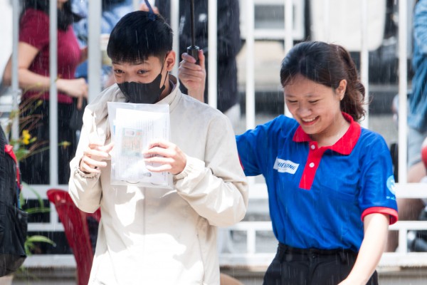 Ngoài tốt nghiệp THPT, nhiều thí sinh lớp 12 có 3-4 kỳ thi khác để vào ĐH Ngoài tốt nghiệp THPT, nhiều thí sinh lớp 12 có 3-4 kỳ thi khác để vào ĐH