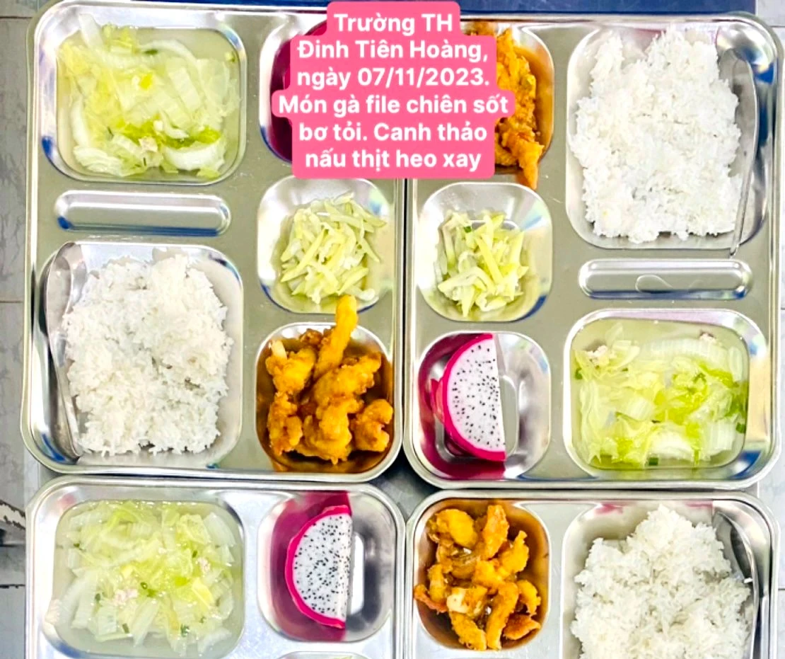 Ngồi nhà, phụ huynh vẫn thấy hình ảnh con ăn bán trú gồm những món gì