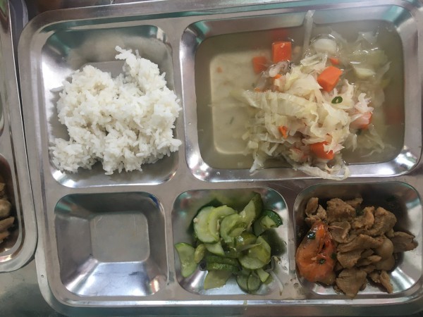 Ngồi nhà, phụ huynh vẫn thấy hình ảnh con ăn bán trú gồm những món gì