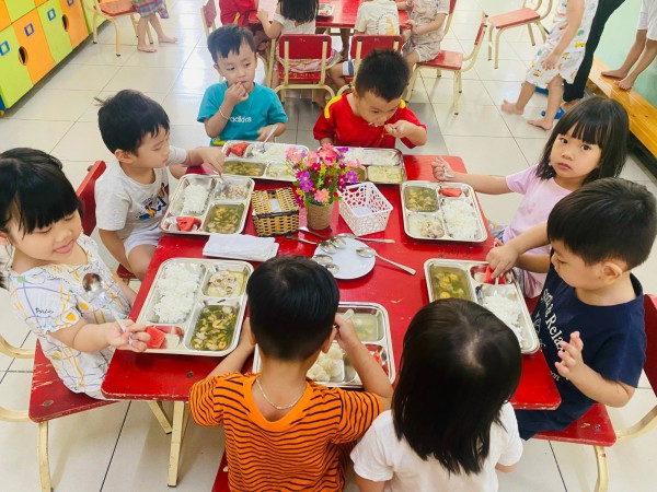 Ngồi nhà, phụ huynh vẫn thấy hình ảnh con ăn bán trú gồm những món gì