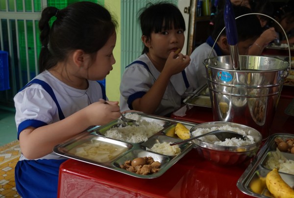 Ngồi nhà, phụ huynh vẫn thấy hình ảnh con ăn bán trú gồm những món gì