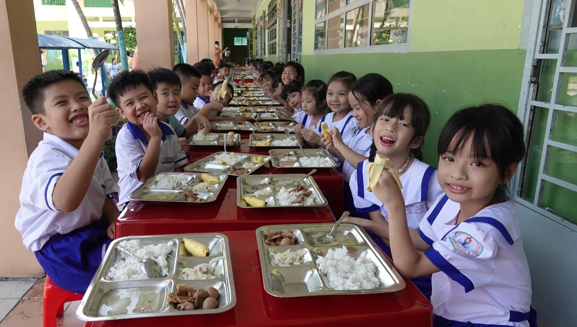 Ngồi nhà, phụ huynh vẫn thấy hình ảnh con ăn bán trú gồm những món gì