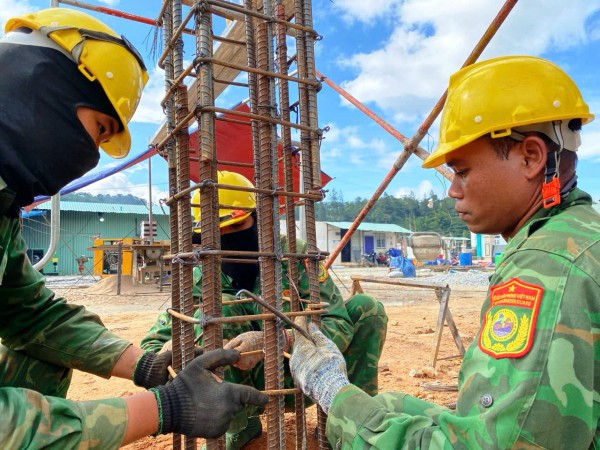 Người lính 'gác súng cầm bay': Dựng những mái trường giữa đại ngàn Đà Nẵng