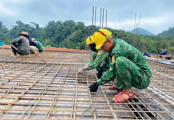 Người lính 'gác súng cầm bay': Dựng những mái trường giữa đại ngàn Đà Nẵng