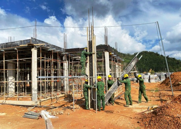 Người lính 'gác súng cầm bay': Dựng những mái trường giữa đại ngàn Đà Nẵng