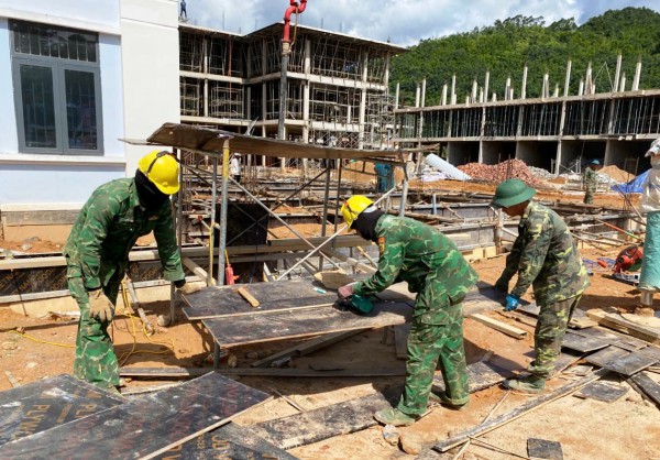 Người lính 'gác súng cầm bay': Dựng những mái trường giữa đại ngàn Đà Nẵng