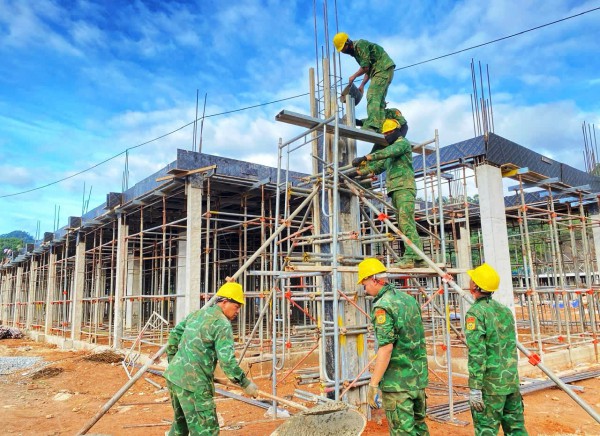 Người lính 'gác súng cầm bay': Dựng những mái trường giữa đại ngàn Đà Nẵng