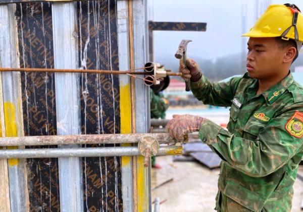 Người lính 'gác súng cầm bay': Dựng những mái trường giữa đại ngàn Đà Nẵng