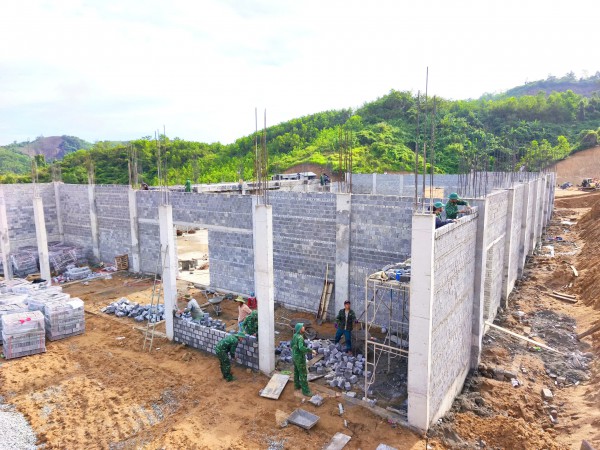 Người lính 'gác súng cầm bay': Dựng những mái trường giữa đại ngàn Đà Nẵng