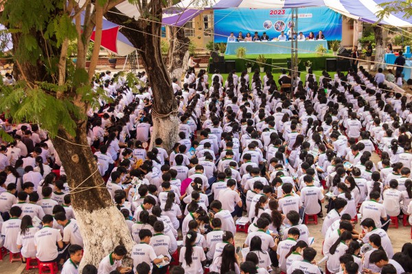 Người mẹ trồng lúa, chăn bò nuôi 3 con nên người