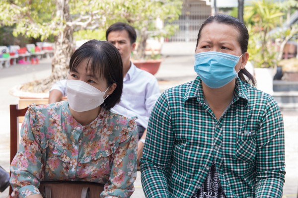 Người mẹ trồng lúa, chăn bò nuôi 3 con nên người