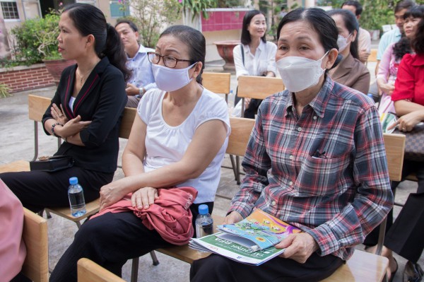 Người mẹ trồng lúa, chăn bò nuôi 3 con nên người