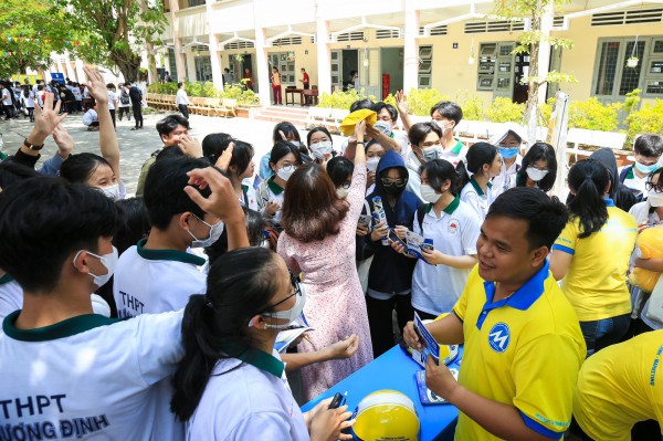 Người mẹ trồng lúa, chăn bò nuôi 3 con nên người