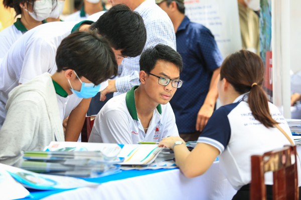 Người mẹ trồng lúa, chăn bò nuôi 3 con nên người