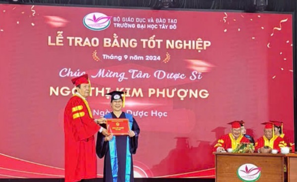 Người phụ nữ U.60 nhận bằng tốt nghiệp đại học loại giỏi toàn khóa