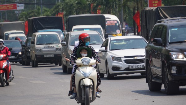 Nguy hiểm gì khi đi học giữa trời nắng nóng như thiêu đốt?