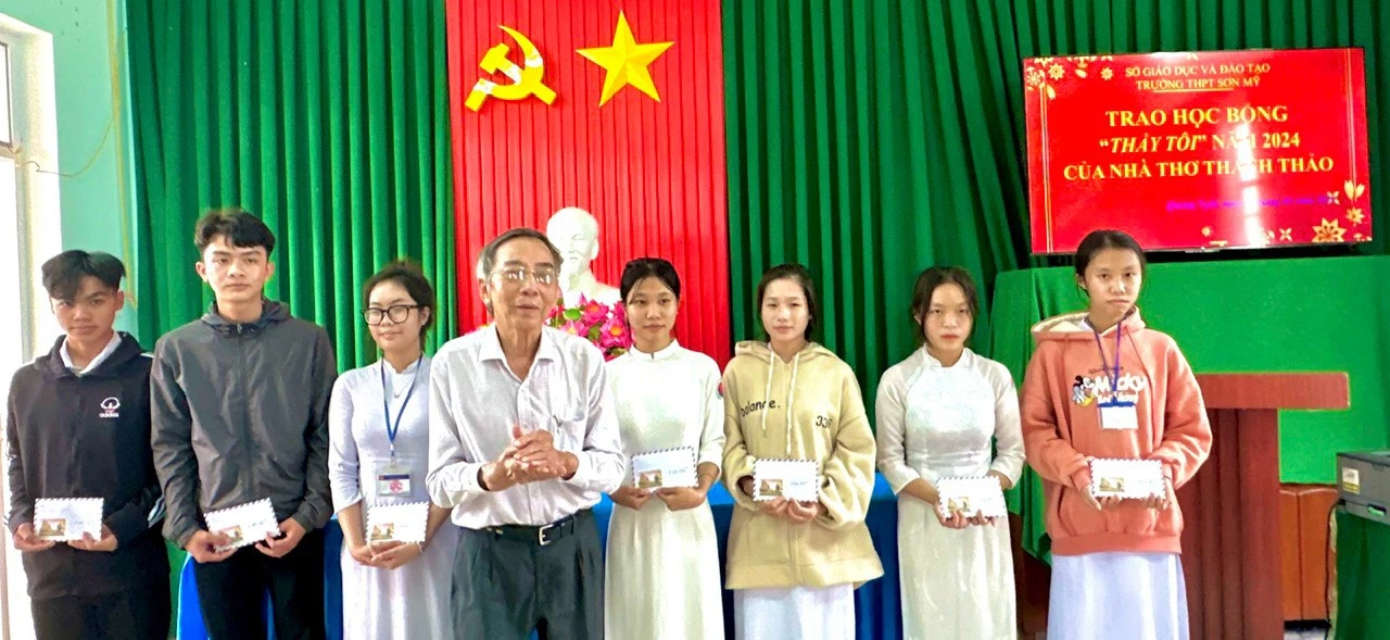 Nhà thơ Thanh Thảo trao học bổng 