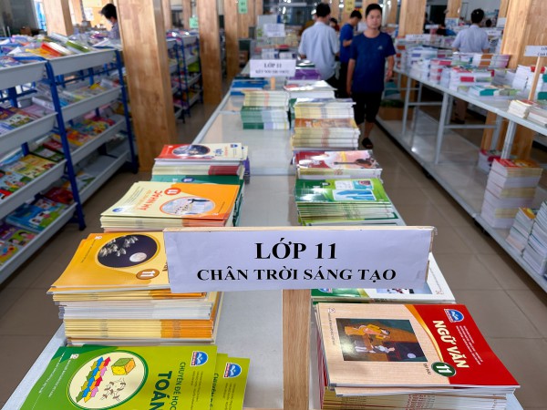 Nhà trường cần sớm công bố chọn bộ sách giáo khoa để phụ huynh chuẩn bị