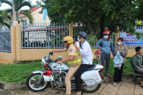 Nhầm điểm thi, nam thí sinh được CSGT hỗ trợ chở đến đúng nơi dự thi