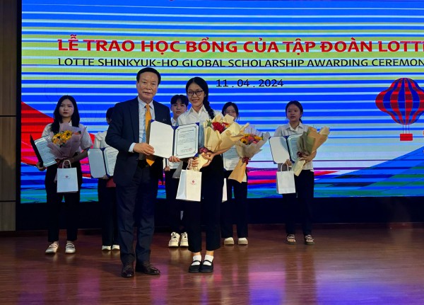Nhiều sinh viên TP.Đà Nẵng được tặng học bổng vượt khó