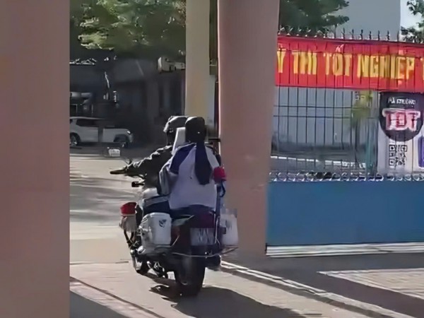 Nhớ nhầm lịch thi tốt nghiệp THPT, nữ sinh được công an hỗ trợ khẩn cấp Nhớ nhầm lịch thi tốt nghiệp THPT, nữ sinh được công an hỗ trợ khẩn cấp