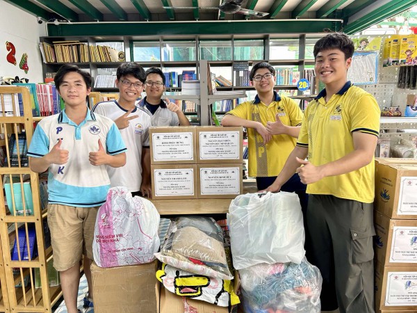 Nhóm học sinh TP.HCM tặng sách mong ngày tựu trường cho học sinh vùng lũ Nghệ An Nhóm học sinh TP.HCM tặng sách mong ngày tựu trường cho học sinh vùng lũ Nghệ An