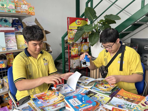 Nhóm học sinh TP.HCM tặng sách mong ngày tựu trường cho học sinh vùng lũ Nghệ An Nhóm học sinh TP.HCM tặng sách mong ngày tựu trường cho học sinh vùng lũ Nghệ An