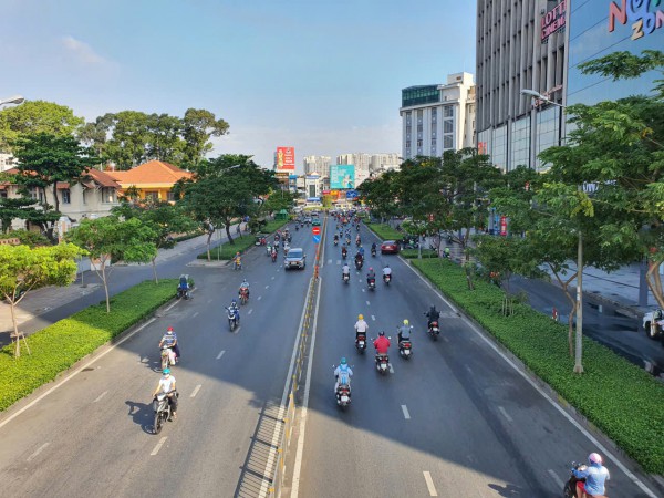 Những bịch rác bị ném ngay sau lưng phụ huynh