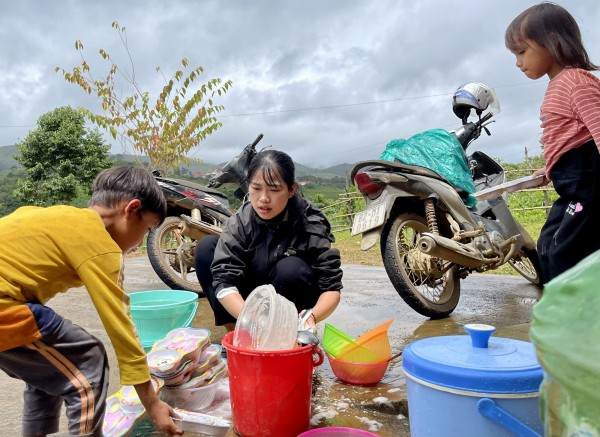 Những giáo viên bỏ tiền túi nấu cơm cho học sinh ăn để tìm con chữ