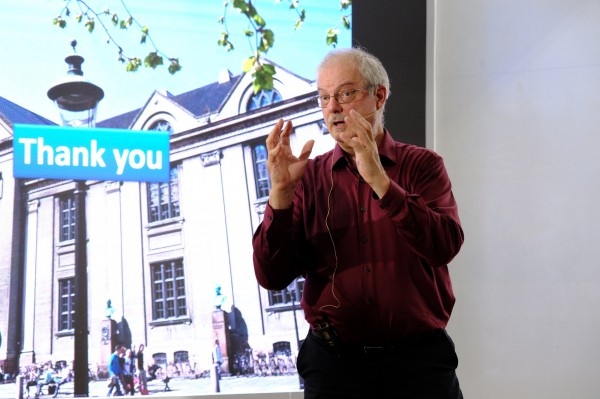 Những hình ảnh ấn tượng của chủ nhân giải Nobel Hóa học 2022 tại Việt Nam