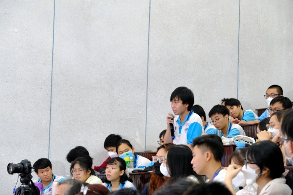 Những hình ảnh ấn tượng của chủ nhân giải Nobel Hóa học 2022 tại Việt Nam