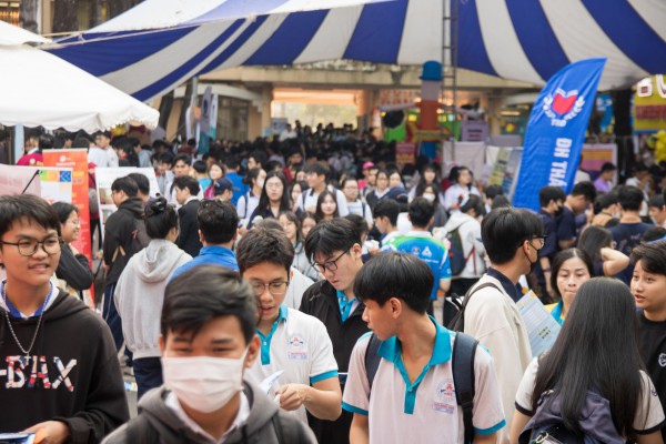 Những khoảnh khắc đẹp của học sinh lớp 12 tìm hiểu về ngành nghề