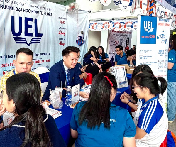 Những khoảnh khắc đẹp của học sinh lớp 12 tìm hiểu về ngành nghề