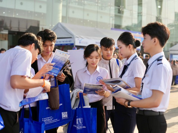 Những khoảnh khắc đẹp của học sinh lớp 12 tìm hiểu về ngành nghề