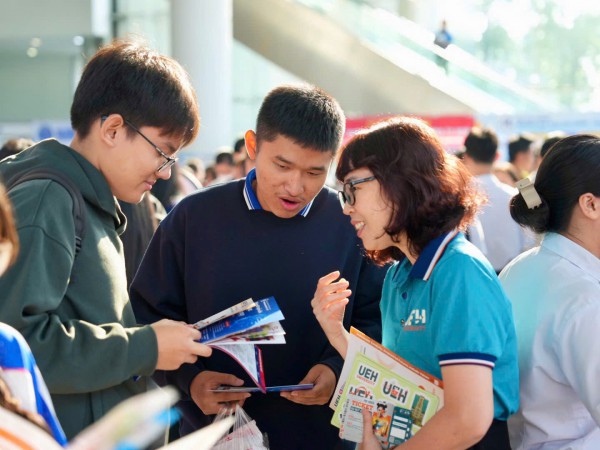 Những khoảnh khắc đẹp của học sinh lớp 12 tìm hiểu về ngành nghề