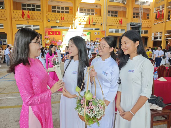 Những khoảnh khắc đẹp ngày Nhà giáo Việt Nam 20.11